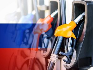 Топливные пистолеты на автозаправочной станции на фоне российского триколора.