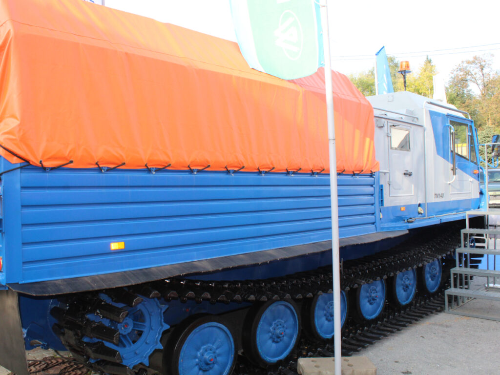 Гусеничный снегоболотоход ТМ-140 от АО «Курганмашзавод»